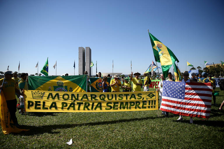 Manifestantes em defesa do governo Bolsonaro na esplanada dos ministérios. Com faixas e cartazes contra o STF e os deputados do Centrão, os manifestantes declaram apoio à Bolsonaro, à reforma da previdência e ao ministro Sérgio Moro