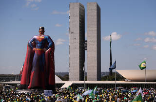 Manifestantes em defesa do governo Bolsonaro na Esplanada dos Ministérios, no DF