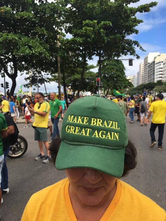 Manifestantes fazermos ato na avenida Atlântica pró-Bolsonaro na manhã deste domingo