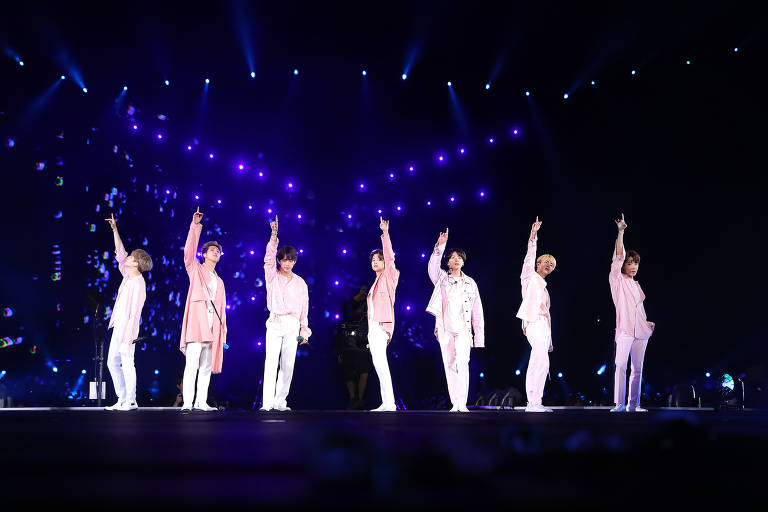 O grupo sul-coreano BTS em apresentação no Allianz Parque neste sábado (25)