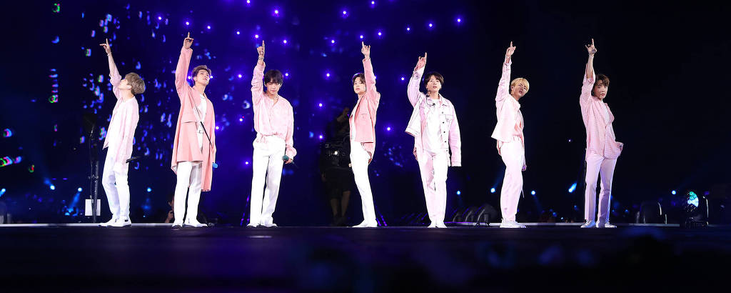 O grupo sul-coreano BTS em apresentação no Allianz Parque neste sábado (25)