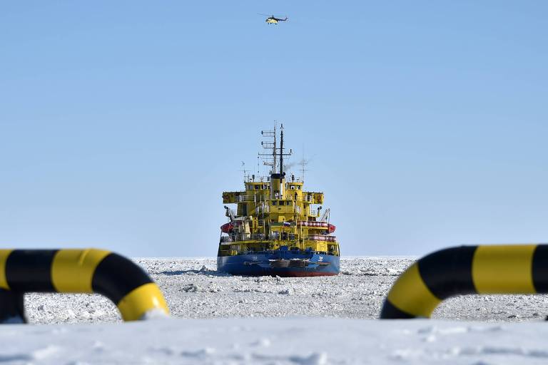 O navio corta-gelo Tor na península do Yamal, no Ártico, onde há projetos de extração de gás
