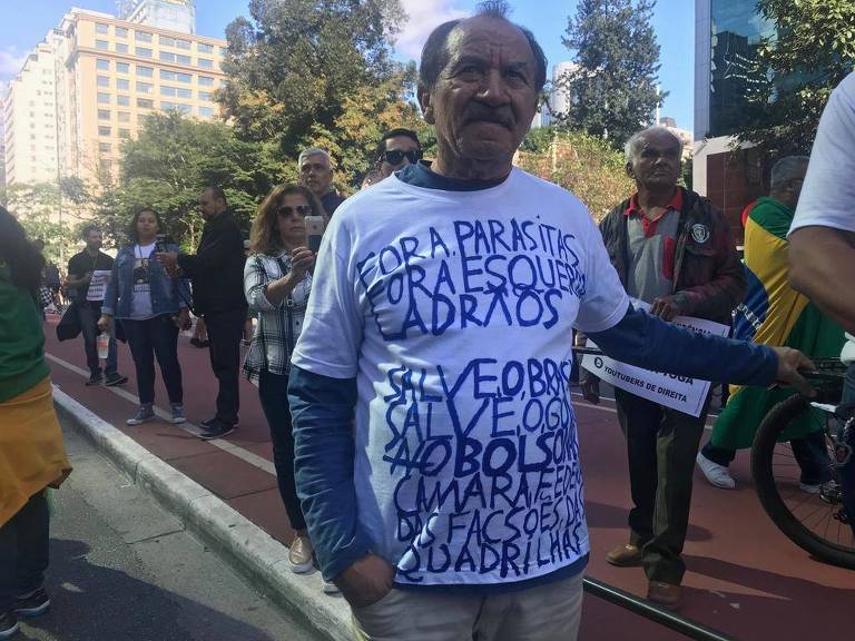 O comerciante aposentado José Pereira Cartaxo Filho, 72, paraibano que vive há 40 anos em Itaquera, escreveu mensagens contra a esquerda em uma camiseta. O presidente tem as melhores propostas, mas milagre ele não faz