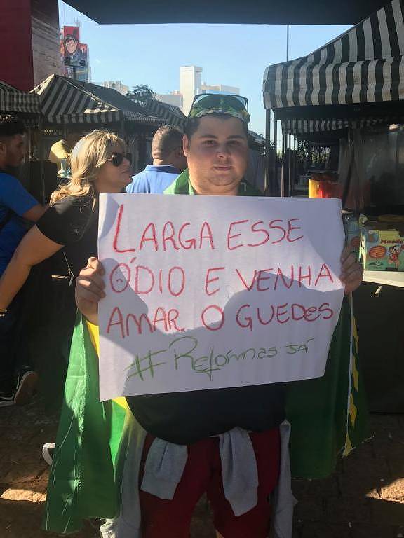 O estudante de economia Ericon Matheus, 21, levou cartaz em defesa do ministro Paulo Guedes. É o que tem de mais importante nesse governo