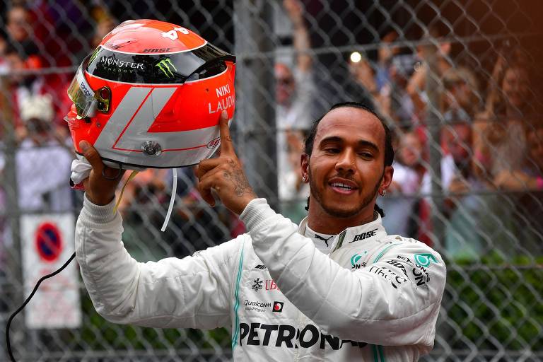 Lewis Hamilton mostra capacete em homenagem a Niki Lauda após vencer o GP de Mônaco de F-1