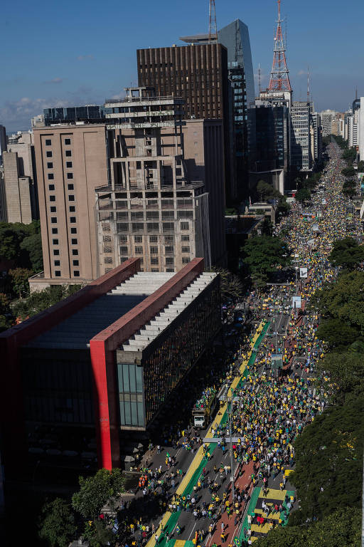 Manifestantes durante ato a favor do governo Bolsonaro na avenida Paulista