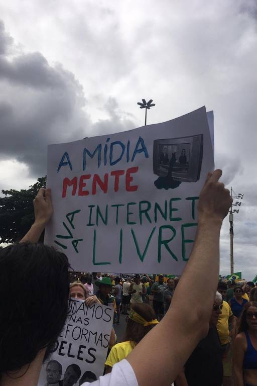 Manifestantes fazem ato na avenida Atlântica pró-Bolsonaro neste domingo