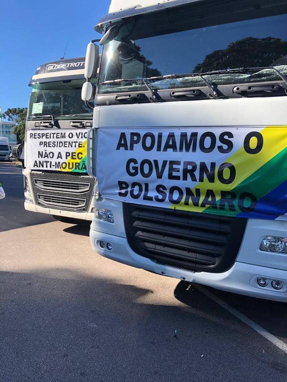 Ato de caminhoneiros em frente ao Palácio Iguaçu, no centro cívico de Curitiba, se juntos às manifestações do centro da cidade. Apesar de os manifestantes pedirem para caminhoneiros irem com seus veículos, grande parte da frota era de veículos novos