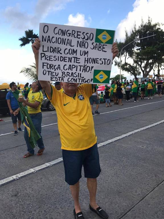 Organizadores de ato a favor de Bolsonaro no Recife estimam que 60 mil manifestantes foram às ruas neste domingo. Os participantes caminham na avenida Boa Viagem, zona sul de Recife, na tarde deste domingo