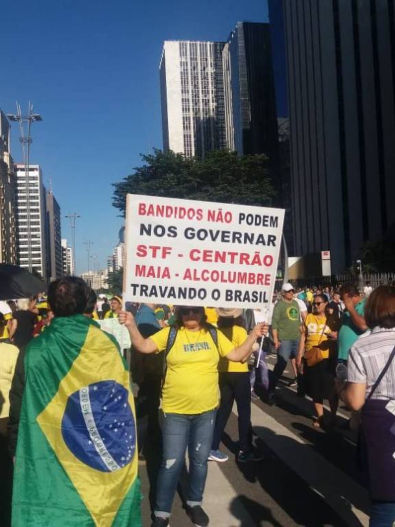 Embora a maioria dos cartazes fale em reforma da Previdência e pacote anticrime de Moro, o centrão associado a Rodrigo Maia (DEM-RJ) e o STF também são alvos de críticas na Paulista.