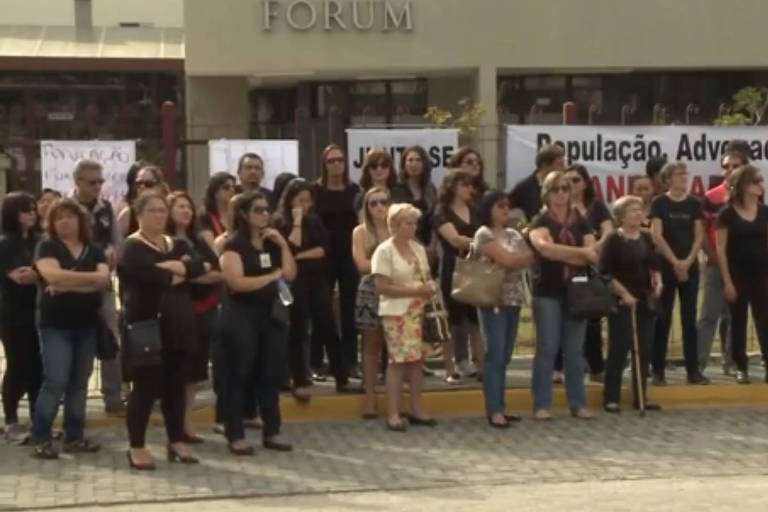 Fórum de Atibaia, SP, é alvo de protesto dos próprios funcionários, em 2014