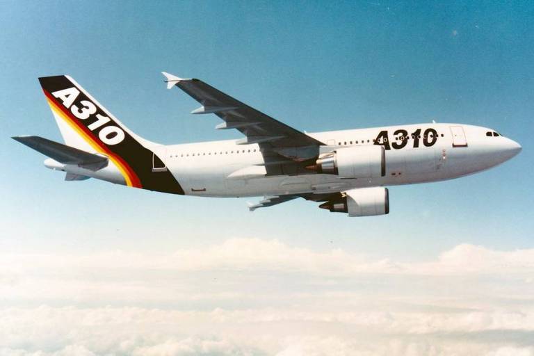 Com o A300 consolidado, a Airbus notou que havia demanda para uma variante menor. Em 1983 entrou em operação o A310, que levava cerca de 220 passageiros em duas classes e foi produzido até 1998