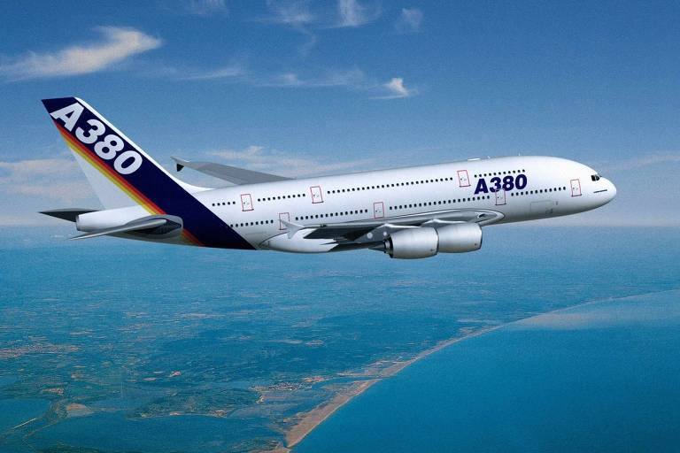 Projeção de computador mostra o desenho do A380, a aposta da Airbus para superar o icônico Boeing 747 no mercado de aviões para 500 passageiros. Com os primeiros esboços datando do final dos anos 1990, a produção começou em 2003