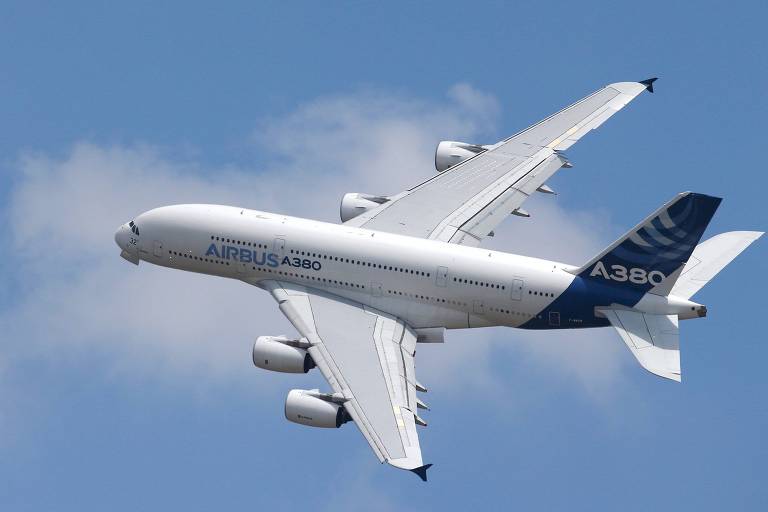 A Airbus esperava vender 1.200 unidades do A380 em 20 anos. Vendeu pouco menos de 300 aviões. A aposta hub-to-hub, em que grandes aeroportos globais se conectariam com o A380, acabou não se concretizando, em um mercado que diminuiu depois da crise financeira de 2008 e que favoreceu aviões menores e com menor consumo de combustível
