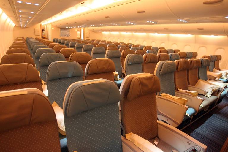 O maior espaço disponível também se fazia notar na classe econômica, como nesta foto do A380 da Singapore Airlines, companhia que estreou o modelo em 2007