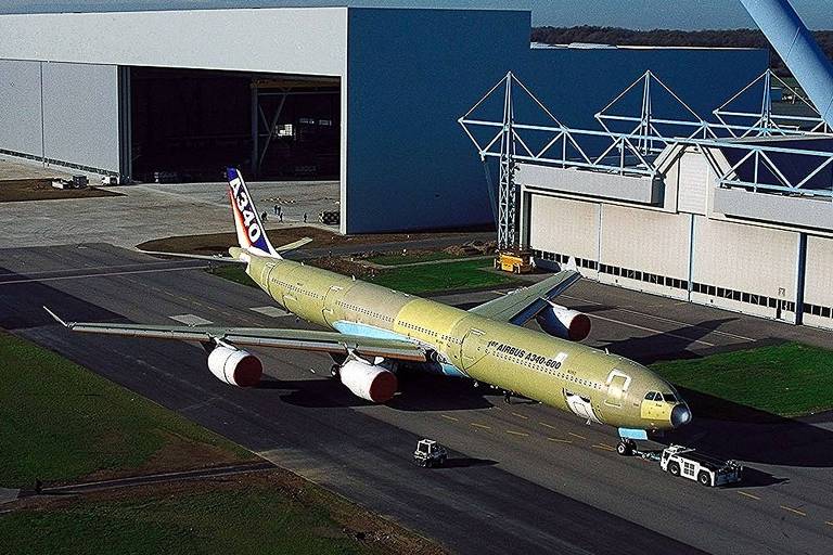 Juntamente do A330, a Airbus desenvolveu o seu primeiro avião com quatro motores, o A340, para rotas de longa distância. Com 75 metros de comprimento, o A340-600 entrou em operação em 2001 e era até então o avião mais longo já construído. Seu objetivo era competir contra o Boeing 747 até a chegada do A380