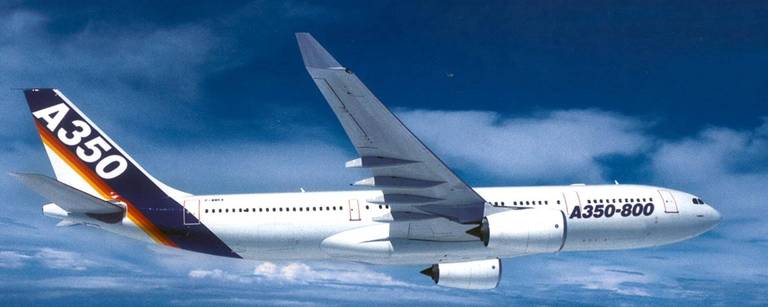 Em meados dos anos 2000, a Airbus começou a trabalhar no A350, que seria inicialmente uma atualização do A330 com modificações nos motores e na aerodinâmica, conforme esta projeção por computador. O projeto, porém, foi mal recebido por clientes