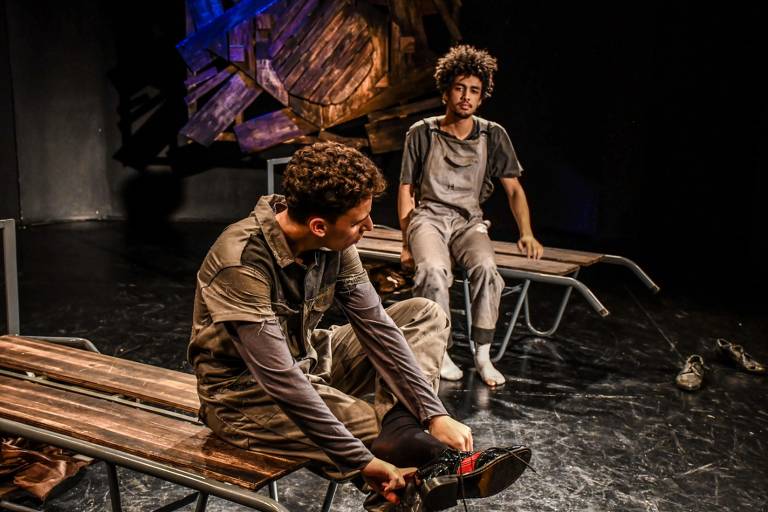 Dom Capellari e Alex Lanutti em cena da montagem de 'Dois Perdidos numa Noite Suja' da Ocupação Noites Sujas, no Teatro de Arena Eugênio Kuznet