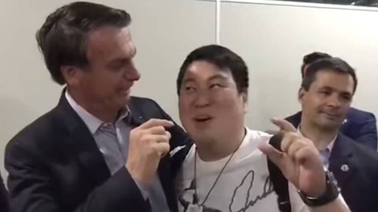 bolsonaro faz gesto de pinça perto de turista japonês
