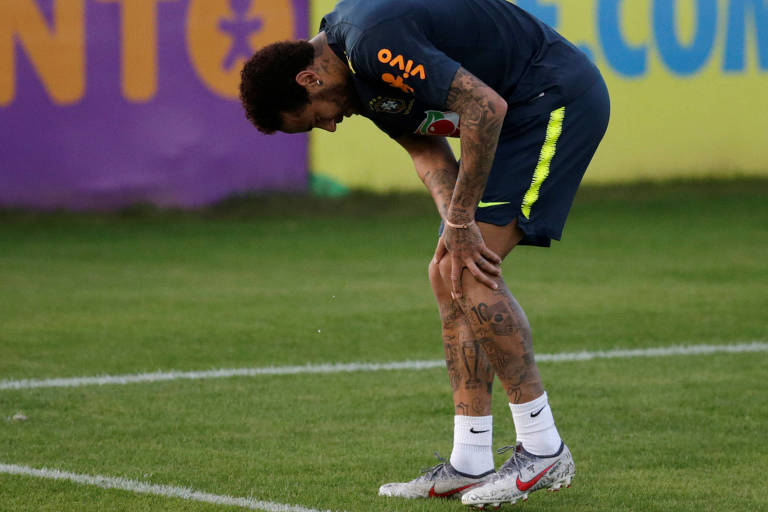 Neymar leva mão ao joelho esquerdo durante treino da seleção brasileira na Granja Comary