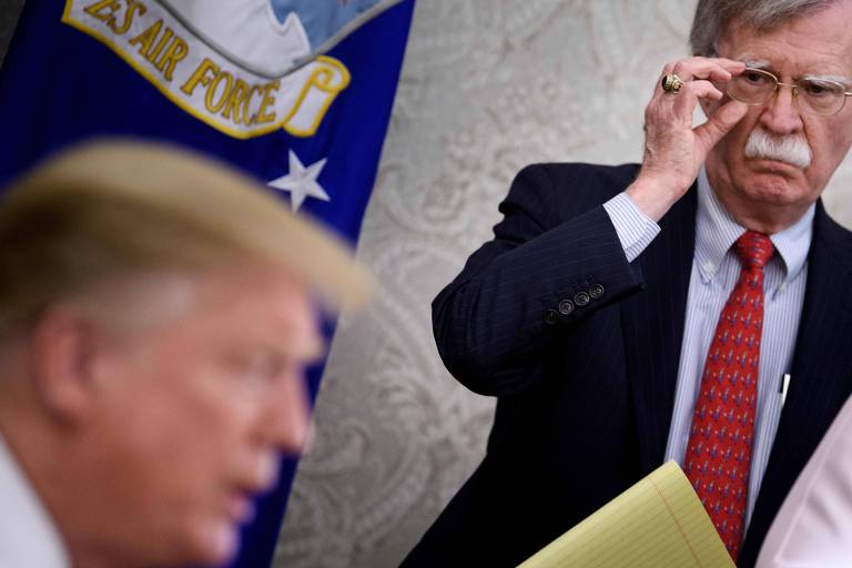 O assessor de segurança nacional, John Bolton, observa o presidente dos EUA, Donald Trump, durante evento na Casa Branca, em Washington