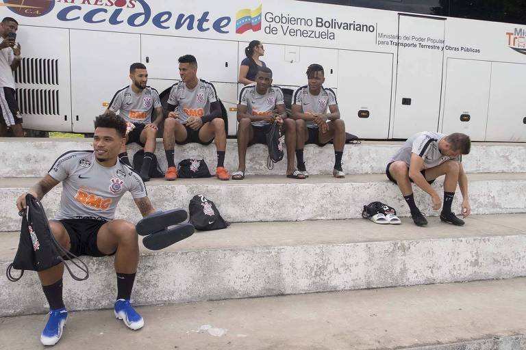 Jogadores do Corinthians se preparam para treinar no Centro Luso-Larense, na Venezuela