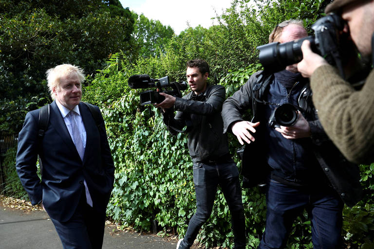 O legislador do Partido Conservador, Boris Johnson, deixa sua casa em Londres
