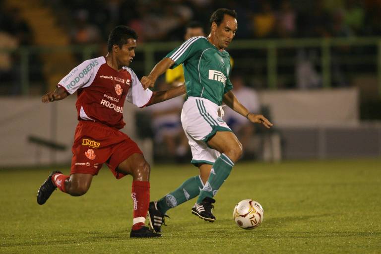 Jogador do América disputa a bola com Edmundo na goleada do do Mecão por 4 a 1 sobre o Palmeiras, em pleno Parque Antártica, pelo Paulista de 2006