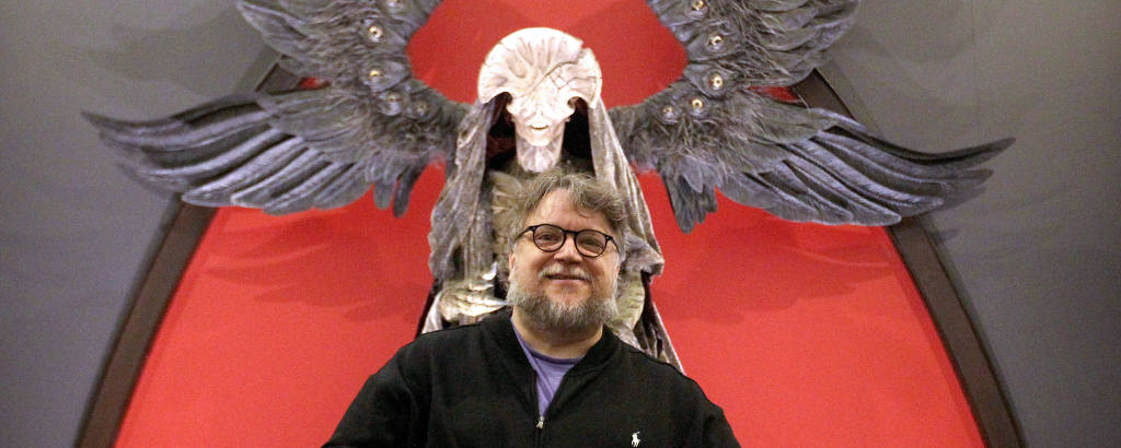 O diretor mexicano Guillermo del Toro diante da peça 'O Anjo da Morte'