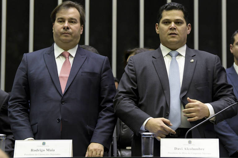 DEM faz ato com indiretas a Bolsonaro e evita apoio formal ao governo federal