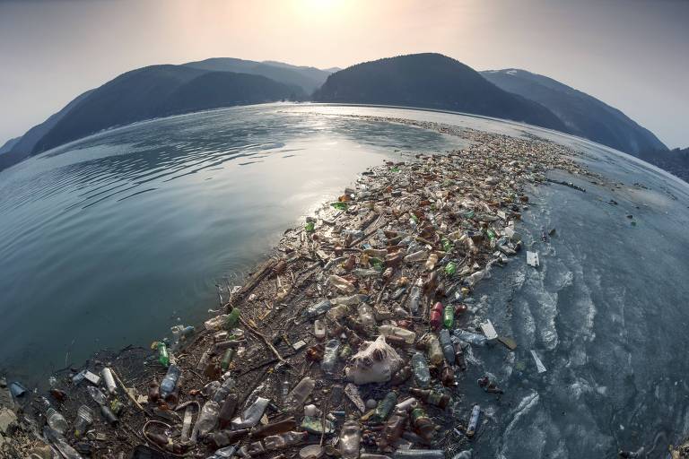 Rastro de lixo no Pacífico 