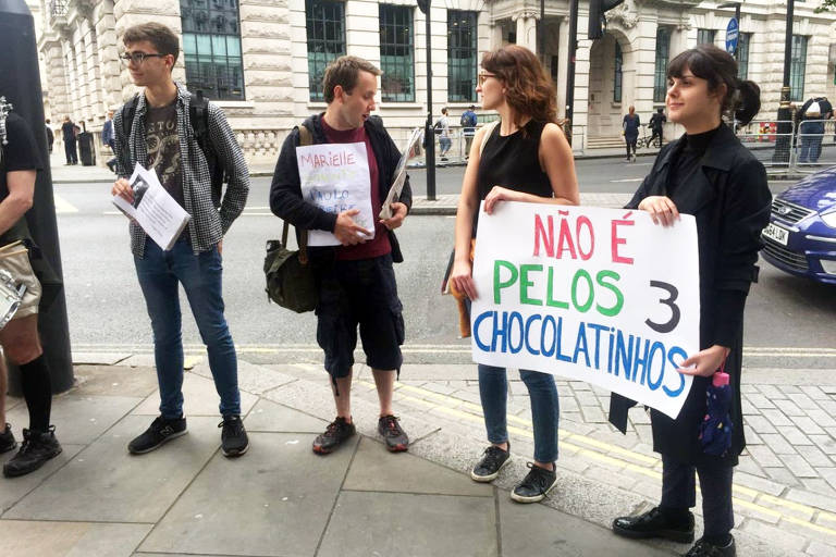 Em Londres, estudantes e professores brasileiros organizam ato. Veja mais protestos pelo mundo