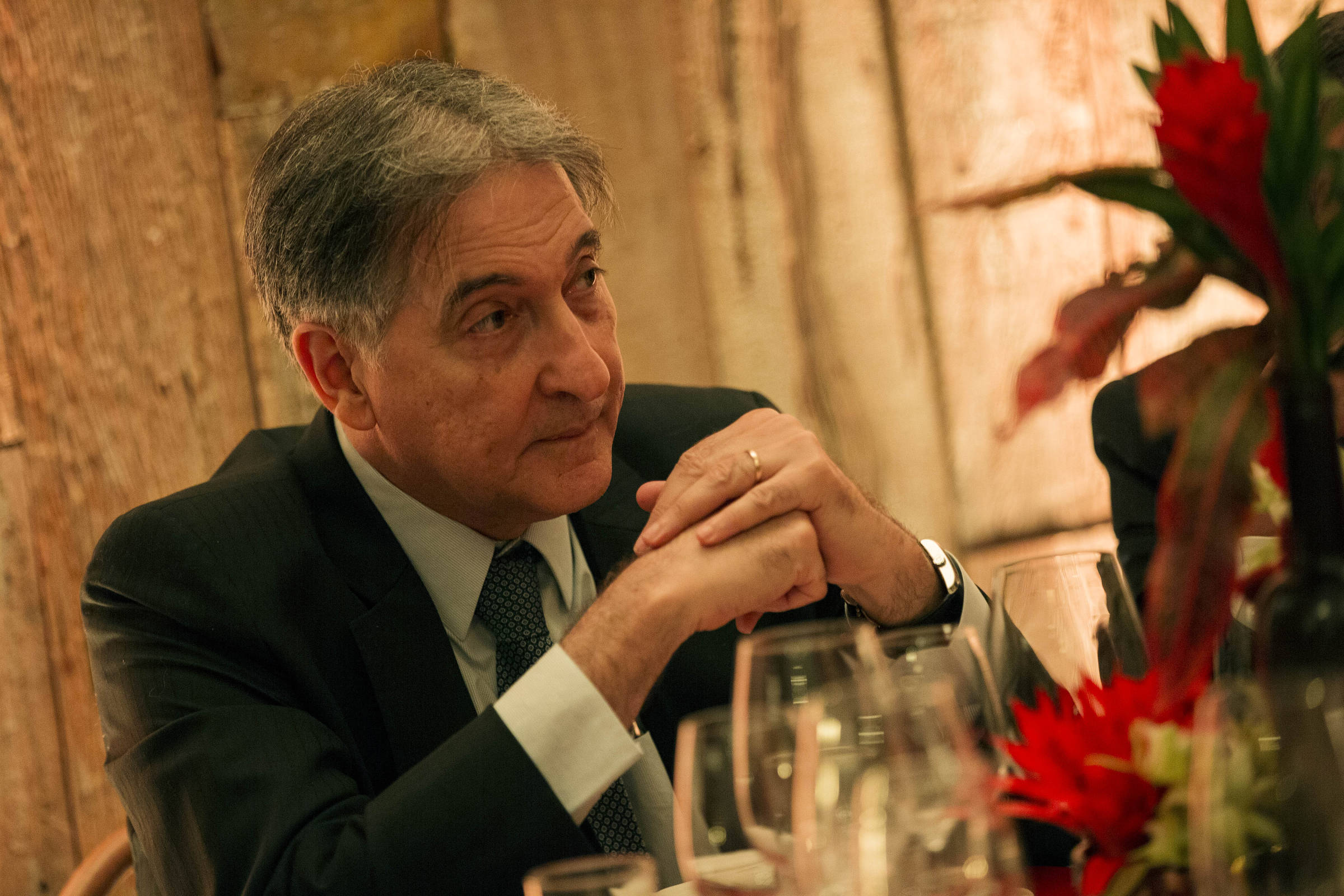 Estatal comandada por Fernando Pimentel patrocina livro da irmã de aliado