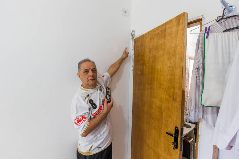 Jair Cesar Neto, 65 anos, conta que a Net lhe cobra por um canal de futebol que ele nunca assinou, além de um técnico da operadora ter danificado uma parede de sua casa enquanto instalava um ponto de TV
