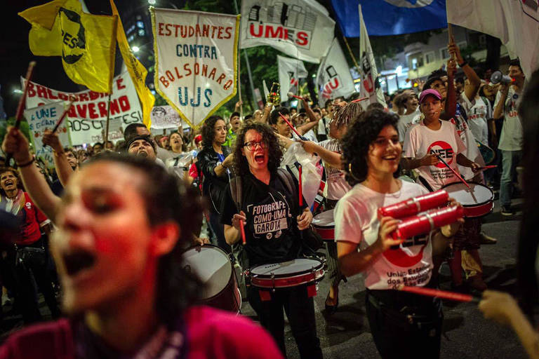 Ato contra cortes de verbas na educação, propostos pelo governo federal, em São Paulo