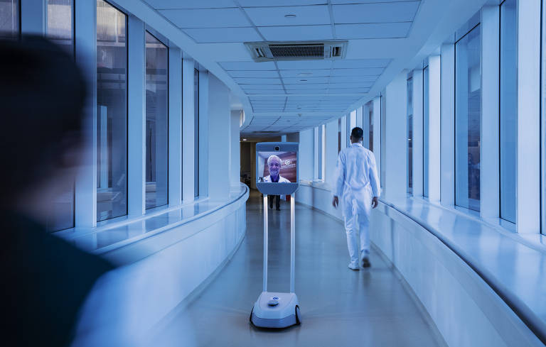 Robô de telemedicina com imagem de médico transita por um corredor do Hospital Israelita Albert Einstein, em São Paulo