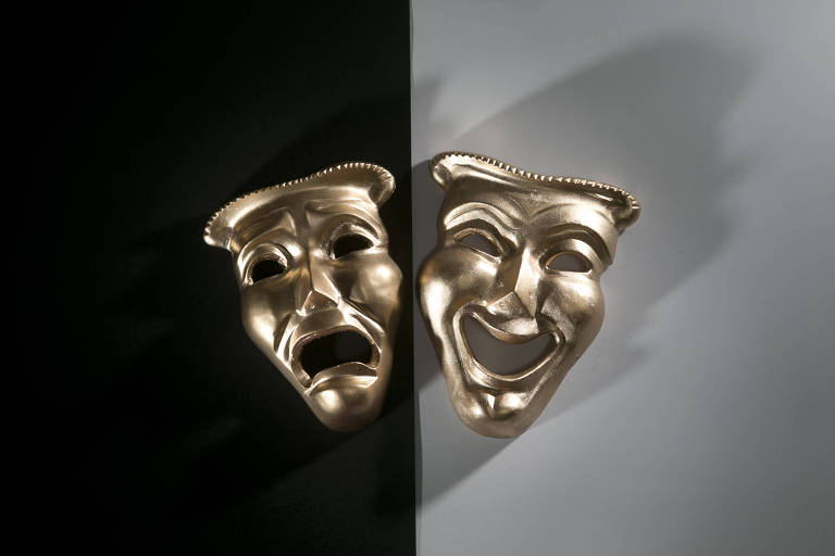 Máscara da tragédia e a máscara da comédia, na cor dourada, com fundo dividido na cor preta e branca