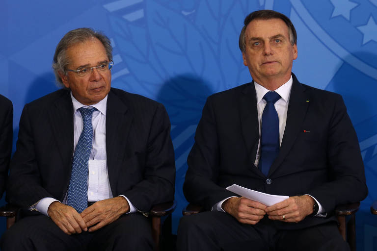 O presidente Jair Bolsonaro (PSL) e seu ministro da Economia, Paulo Guedes, durante cerimônia no Palácio do Planalto, em Brasília