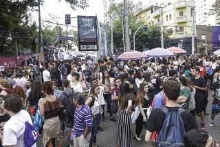 Candidatos ao Enem esperam a abertura dos portões em São Paulo