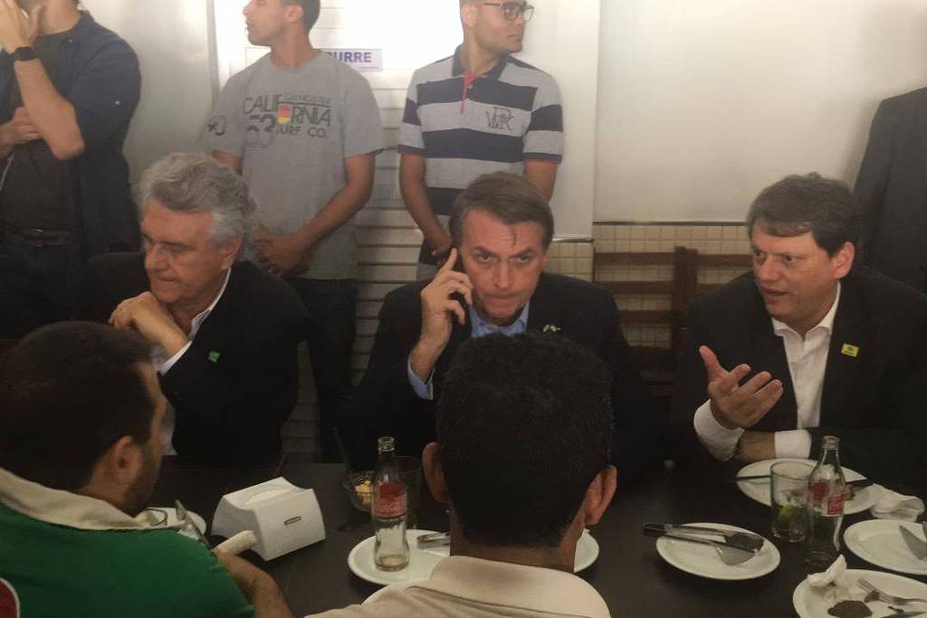 'Se tiver arma de fogo, é para usar', diz Bolsonaro a caminhoneiros