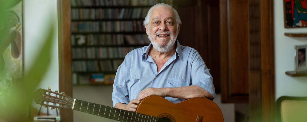 O compositor Paulo César Pinheiro em seu apartamento no Rio de Janeiro
