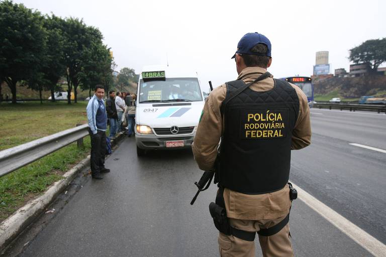 Policial Rodoviário Federal na rodovia Presidente Dutra 