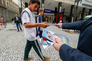 Apoiador distribui panfletos do PT em Curitiba, em 2018