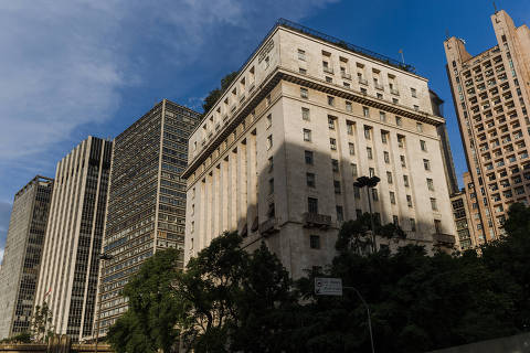 SAO PAULO, SP, BRASIL, 29-12-2016: Edifício Matarazzo, também conhecido como Palácio do Anhangabaú é a sede da prefeitura da cidade de São Paulo desde 2004. Está localizado no Vale do Anhangabaú, junto ao Viaduto do Chá. Foi projetado pelo arquiteto italiano Marcello Piacentini, a mando do empresário Francisco Matarazzo Júnior, e abrigou por anos a sede de suas indústrias. O projeto possui estilo neoclássico simplificado, desenvolvido por Piacentini e largamente utilizado na Itália nos anos 30, utilizando simbologia da época do Império Romano e que foi também adotada pelo regime fascista. O prédio tem 14 andares e 27.800 m² de área construída. (Foto: Avener Prado/Folhapress, COTIDIANO) Código do Fotógrafo: 20516 ***EXCLUSIVO FOLHA***