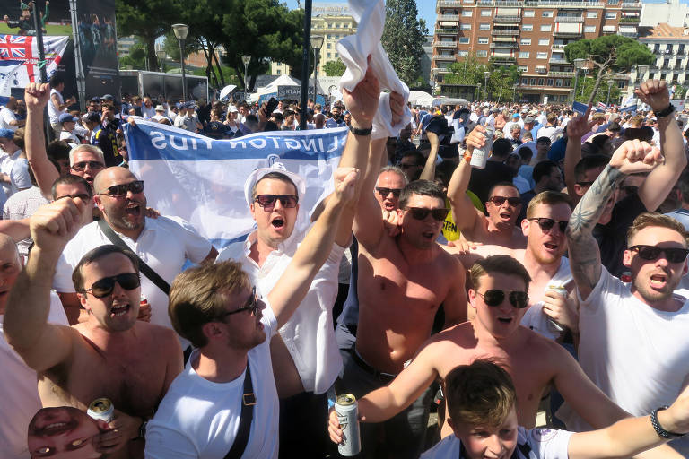 Torcedores do Tottenham aguardam início da partida final da Champions League, em Madri