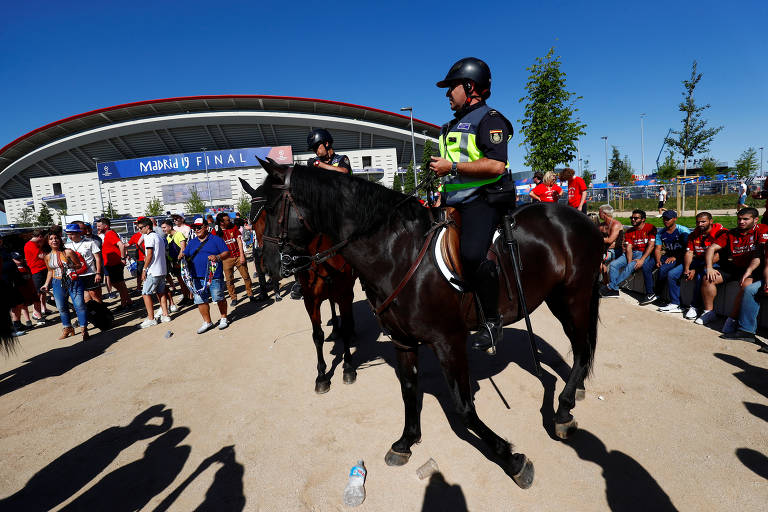 Polícia na entrada do estádio Wanda Metropolitano, em Madri, antes da partida final da Champions League entre Liverpool e Tottenham