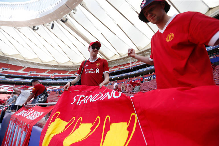 Torcedores do Liverpool colocam faixa sobre conquistas do clube no estádio Wanda Metropolitano, antes da partida final da Champions League