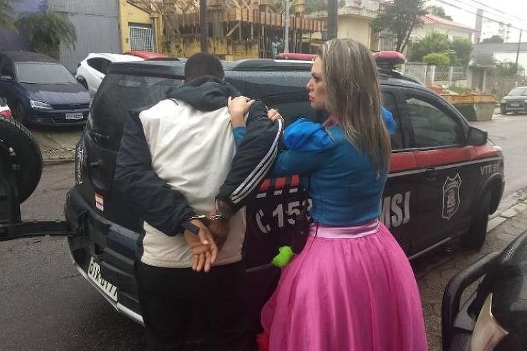 Guarda vestida de princesa prende homem em flagrante por roubo em Santa Catarina