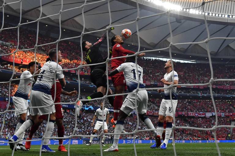 O goleiro Hugo Lloris, do Tottenham, e Virgil van Dijk, do Liverpool, disputam bola durante a final da Champios League