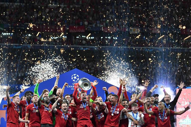 Jogadores do Liverpool celebram a vitória da Champions League; eles marcaram dois gols sobre o Tottenham na final da Champions League 